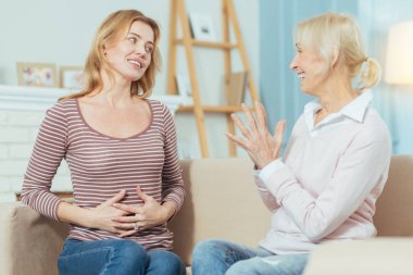 Hamileliği hakkında söylemek ve onu Büyükanne seyir oldukça neşeli kadın