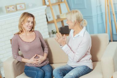 Torunu ile gebelik tebrik ve gülümseyen kadın kıdemli heyecanlı