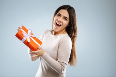 Oynak kadın kırmızı gösteren kutusu