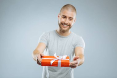 Odaklı resmi için kırmızı kutu erkek elinde olmak