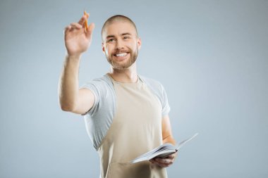 Yukarı doğru seyir yakışıklı sakallı garson