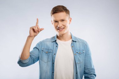 Olumlu memnun adam fikir sahip olmak