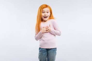 Komik kız kendini işaret