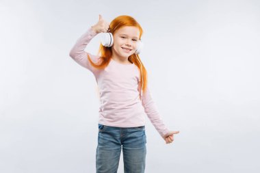 Duygularını gösterilen çekici Kızıl saçlı çocuk