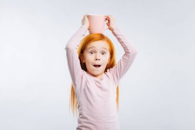 Neşeli çocuk Kupası kafasına koyarak