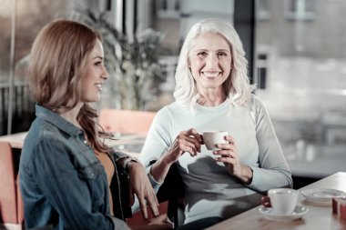 Özenli torunu ile zaman geçirmekten mutlu yaşlı kadın