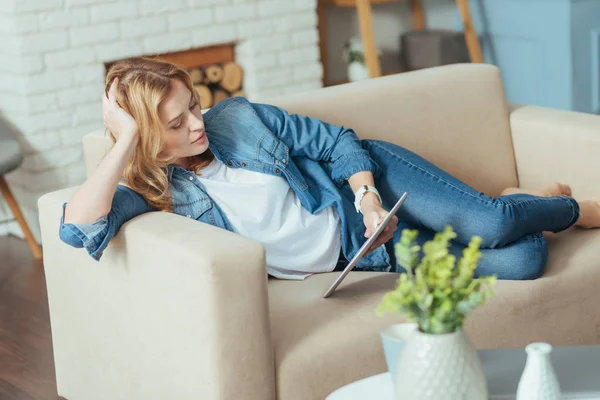 Duygu okurken iyi rahatlatıcı genç kadın