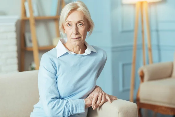 Ruhige Seniorin sitzt und wartet auf ihren Arzt — Stockfoto
