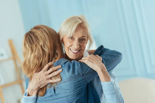 Genç ve güzel torunu sarılma özenli tür büyükanne