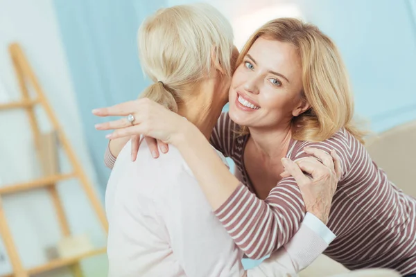 Emocionada mujer feliz demostrando su anillo de compromiso y sonriendo — Foto de Stock