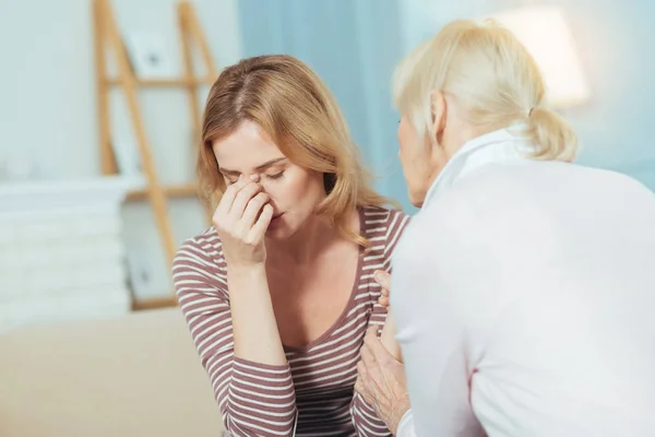 Müde kranke Frau schließt die Augen und berührt ihre Nase — Stockfoto