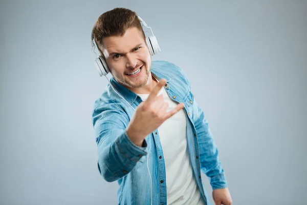 Emotional young man gesticulating on camera — Stock Photo, Image