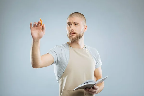 Hombre concentrado arrugándose la frente — Foto de Stock