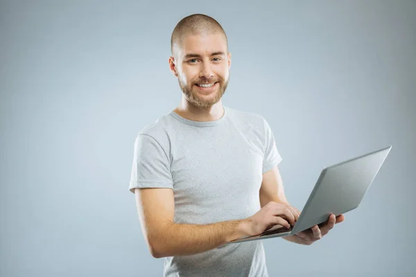 Glada manlig person som använder sin dator — Stockfoto