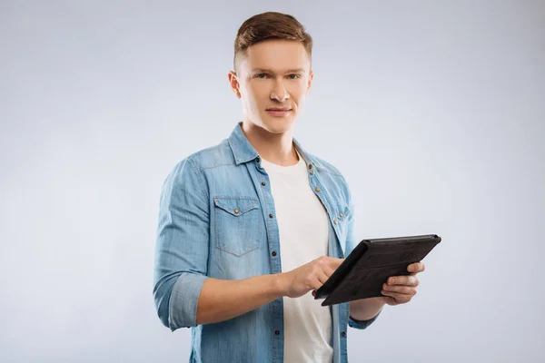 Persona masculina atenta posando en cámara — Foto de Stock