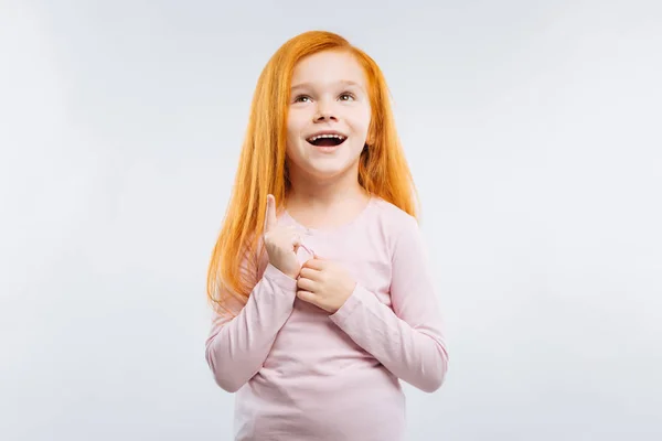 Bambino sognante pensando a un buon piano — Foto Stock