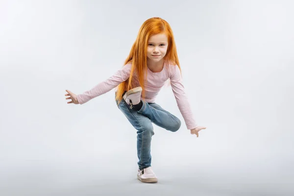 Fille concentrée debout sur une jambe — Photo