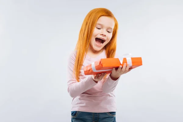 Criança feliz olhando para a caixa de presente — Fotografia de Stock