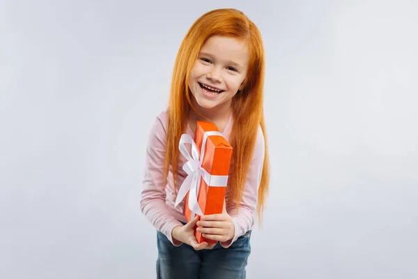 Retrato de chica amable que sonriendo a la cámara —  Fotos de Stock