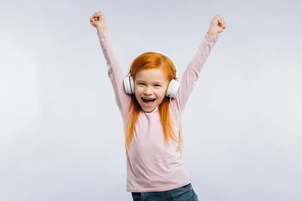 Szczęśliwa dziewczyna słuchania ulubionej piosenki — Zdjęcie stockowe