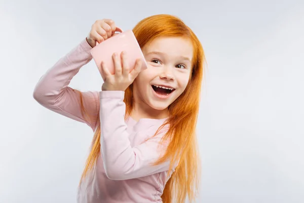 Positieve blij kind spelen met kop — Stockfoto