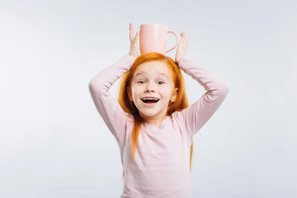 Positiv glad barn poserar på kamera — Stockfoto
