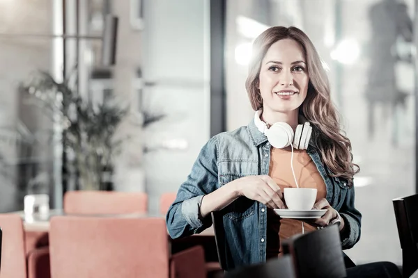 Calmo positivo mulher bebendo café e sorrindo alegremente — Fotografia de Stock