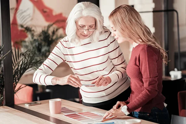 Koncentrerad senior kvinna tar bilder av olika färgpaletter — Stockfoto