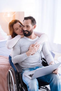 Neşeli kadın ve Engelli sarılma ve el ele tutuşarak dostum