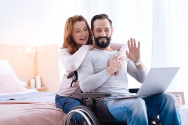 Gülümseyen adam bilgisayar sallayarak devre dışı