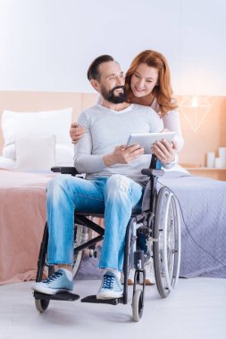 Neşeli kadın sarılma adam arkadan devre dışı