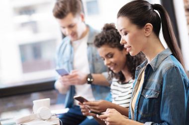 Oturma ve telefonunu kullanarak mutlu kız