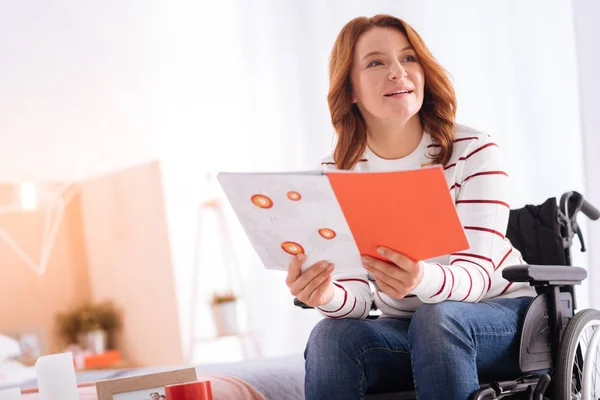 Mujer discapacitada contenida sosteniendo un cuaderno — Foto de Stock