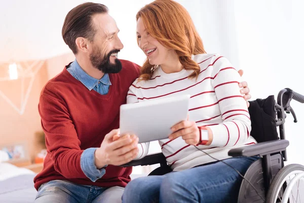 Mujer y hombre contentos riendo y relajándose — Foto de Stock