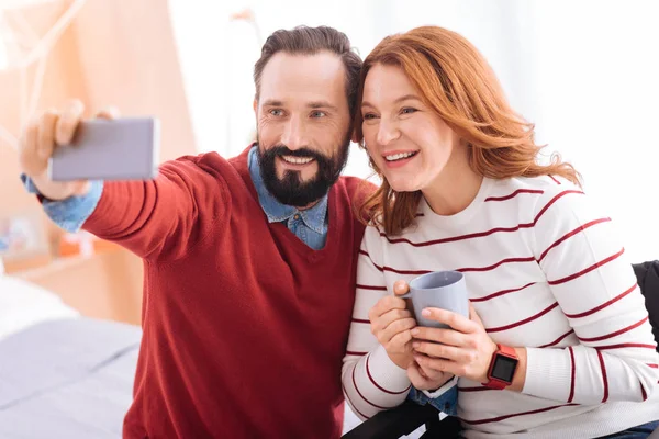 Hombre exuberante y mujer discapacitada tomando fotos —  Fotos de Stock