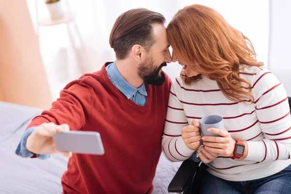 Hombre alegre y mujer discapacitada tomando fotos — Foto de Stock