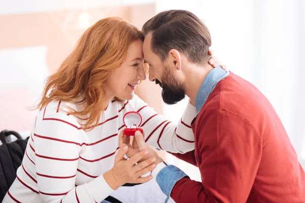 Homem e mulher felizes acariciando uns aos outros — Fotografia de Stock