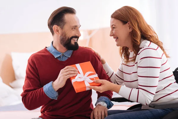 Mujer alegre recibiendo un regalo de un hombre barba — Foto de Stock