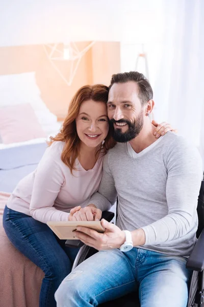 Mujer feliz y hombre paralizado abrazándose — Foto de Stock