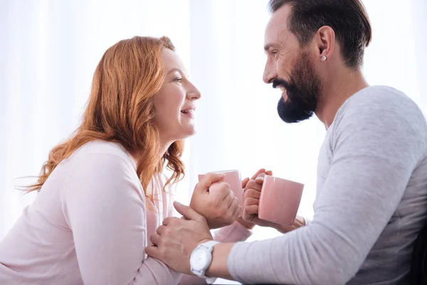 Sorrindo mulher e homem olhando um para o outro com copos — Fotografia de Stock