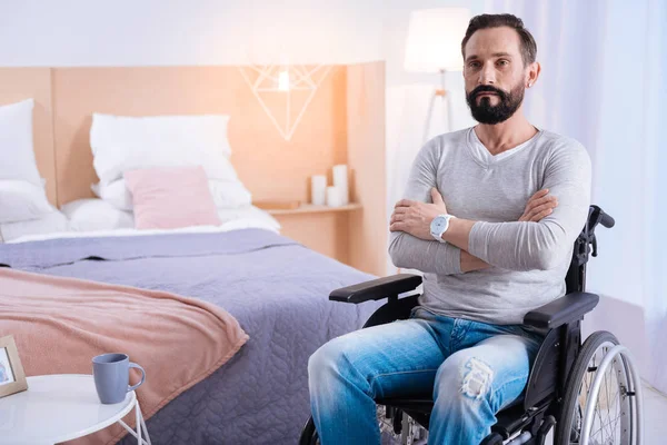 Un hombre gravemente paralizado con los brazos cruzados — Foto de Stock