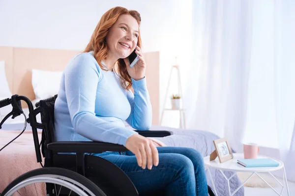 Mulher deficiente feliz falando ao telefone — Fotografia de Stock