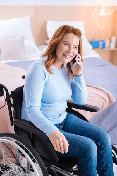 Mujer discapacitada alegre hablando por teléfono — Foto de Stock