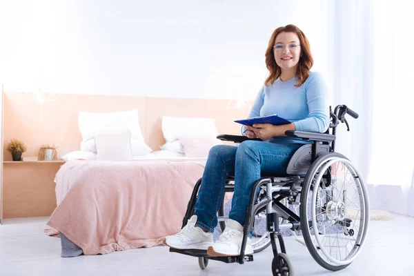 Mujer lisiada feliz trabajando en casa — Foto de Stock