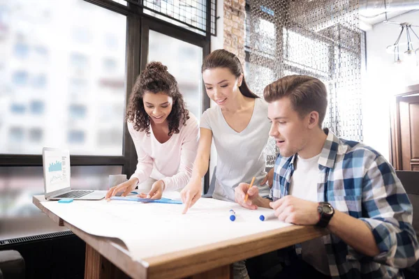 Felice uomo e due signore che lavorano e progettano — Foto Stock