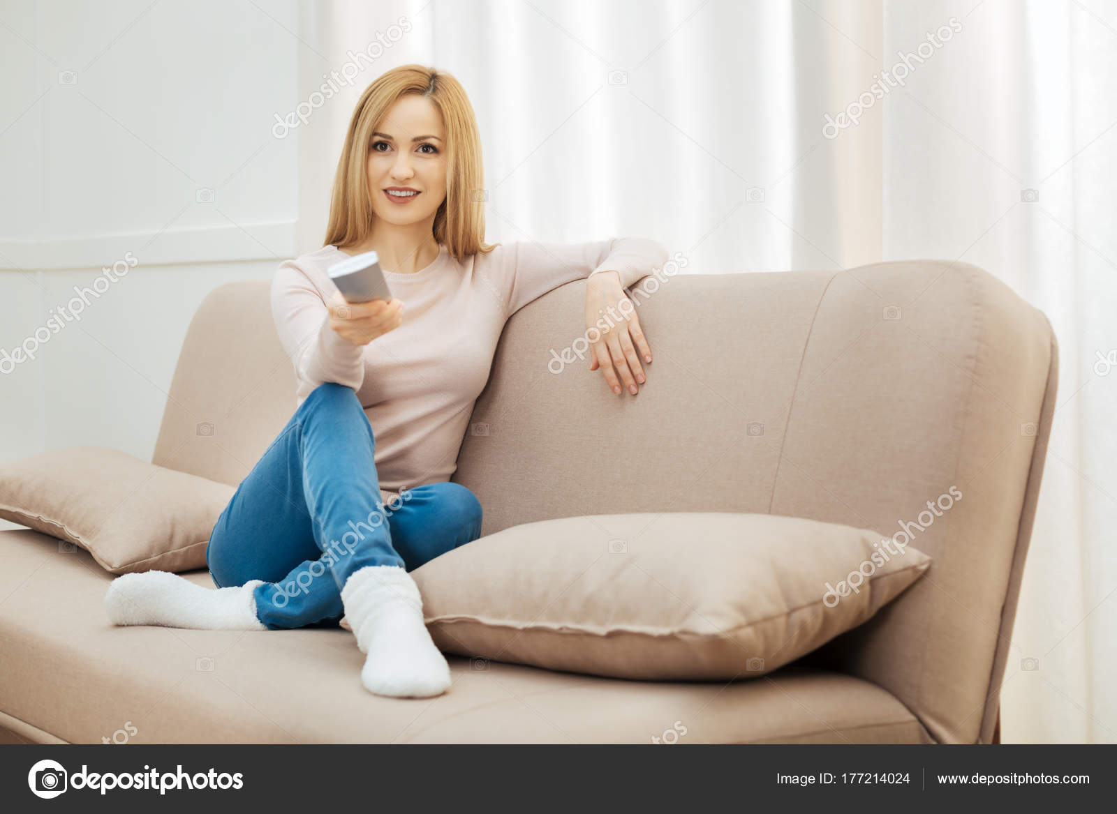 Glückliche Frau Auf Dem Sofa Mit Fernbedienung Stockfotografie Lizenzfreie Fotos © Yacobchuk1