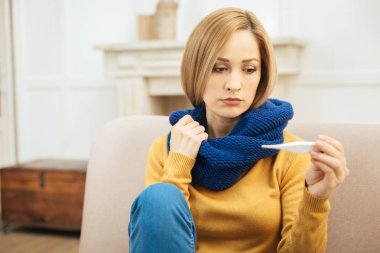 Hava altında duygu üzgün genç kadın