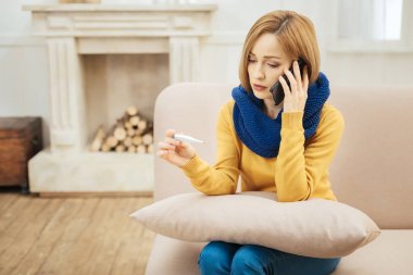 Hasta kadın telefonla konuşuyor