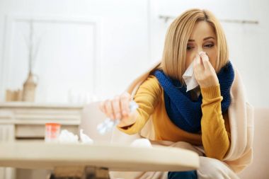 Sıcaklık alma ve burun akıntısı olan hasta