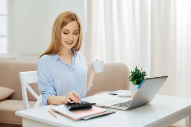 Başarılı gülümseyen kadın hesaplamalar yapma